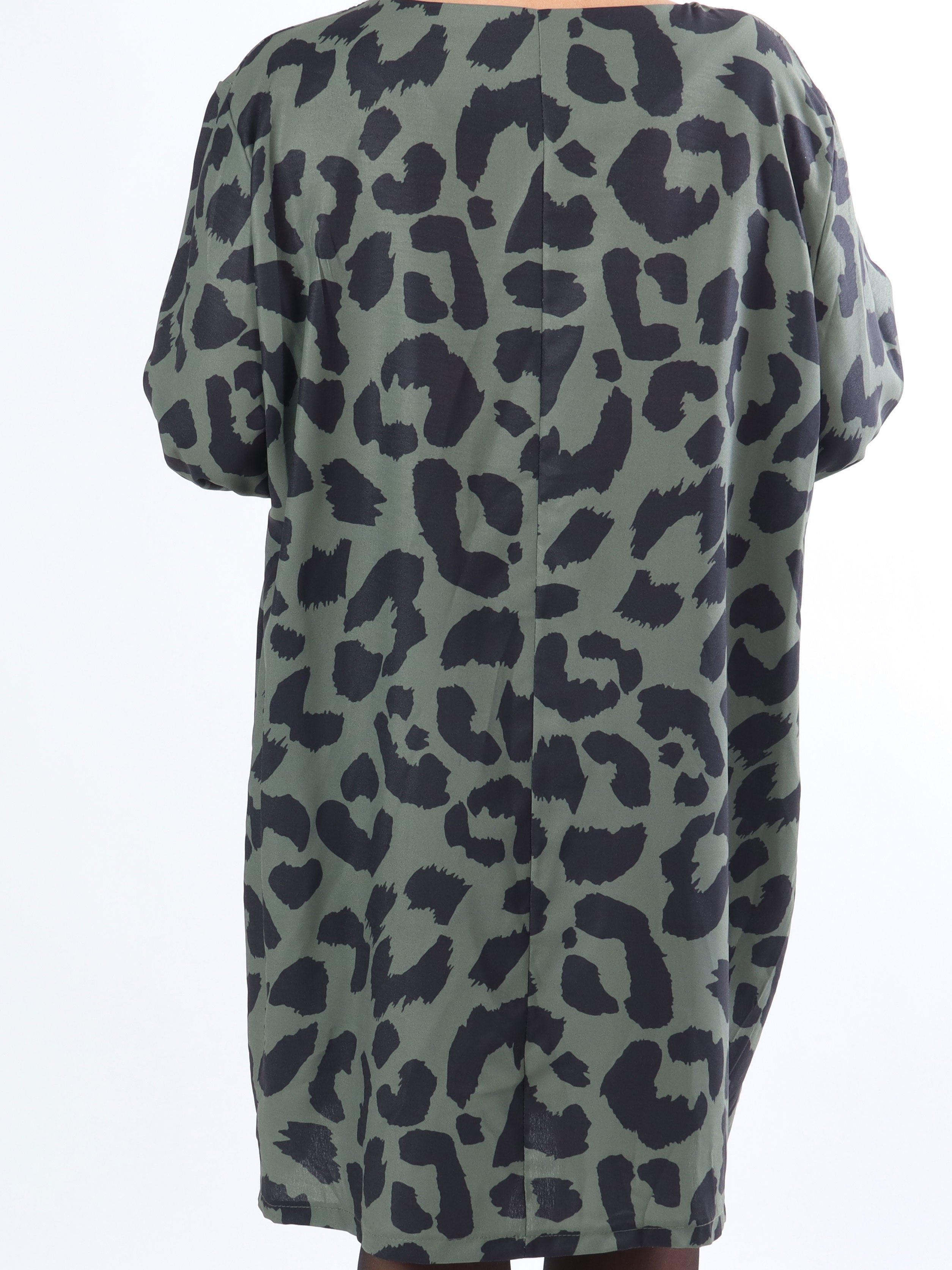 Vanelia - Söt klänning i stora leopardmönster i stora storlekar - Army